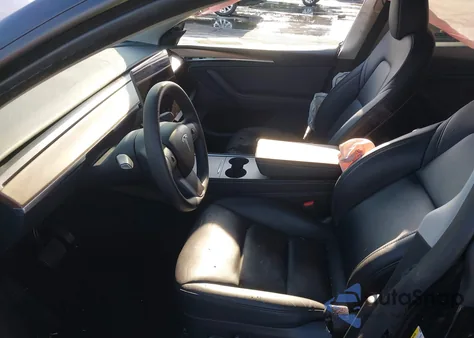 2024 Tesla Model Y Long Range Dual Motor All-Wheel Drive z USA, uszkodzony, nr VIN 7SAYGDEE4RF158854